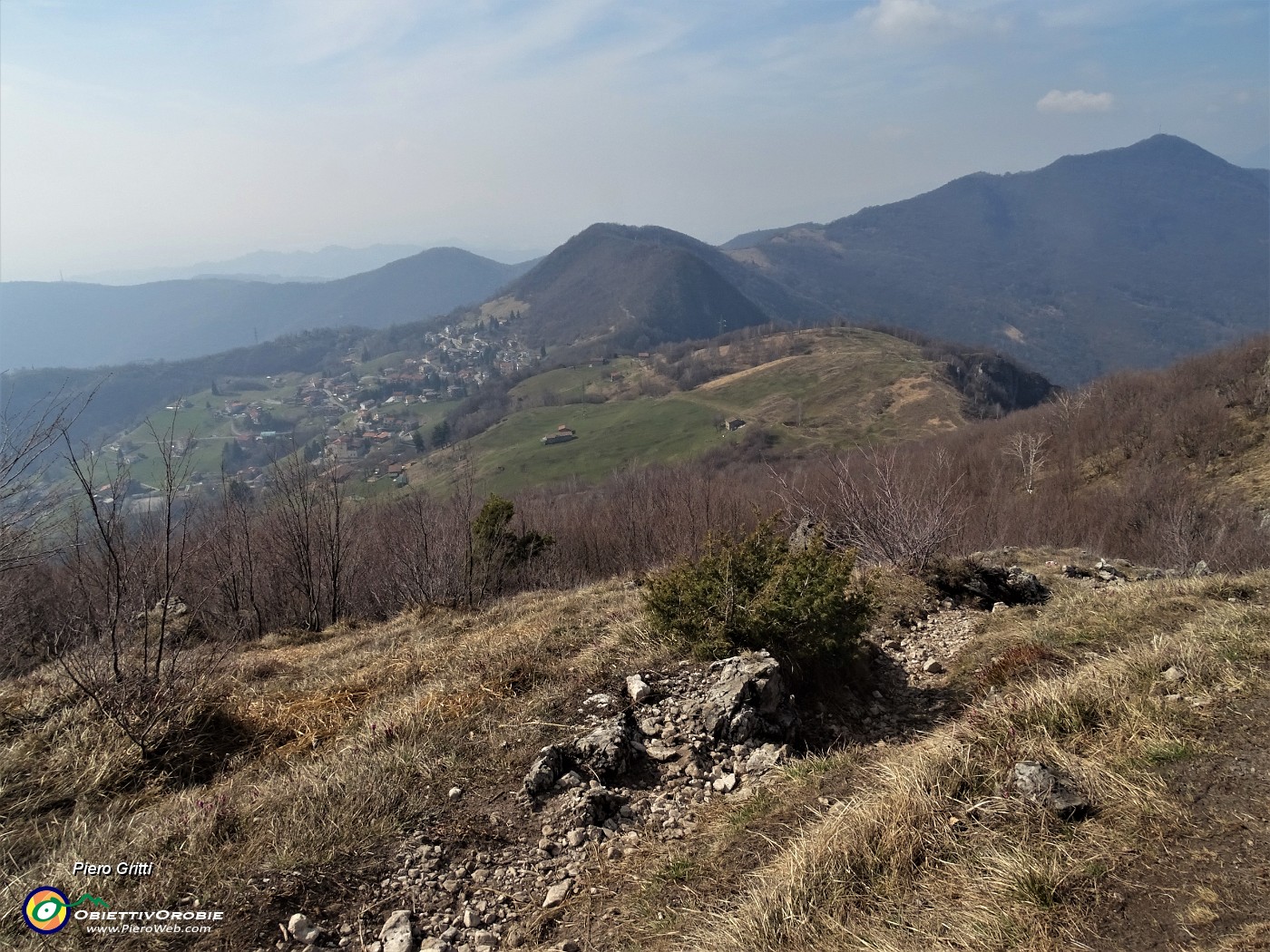 40 Sguardo indietro a Monte di Nese, Monte Cavallo, Canto Basso e Canto Alto.JPG